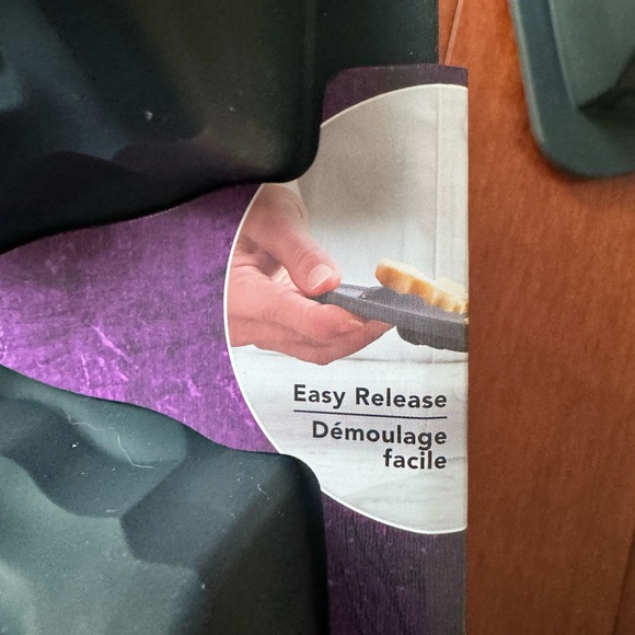 Halloween theme Trudeau silicone Black Skull Jumbo Cupcake Pan mold easy release - Picture 6 of 10